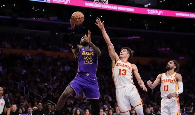 爱游戏体育平台-湖人前锋表现不佳，承担更多内线责任(湖人前锋表现不佳,承担更多内线责任吗)