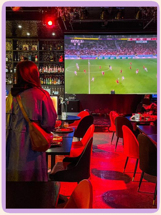 爱游戏官方入口-包含看球狂欢时刻：球迷们热情高涨，场面震撼的词条