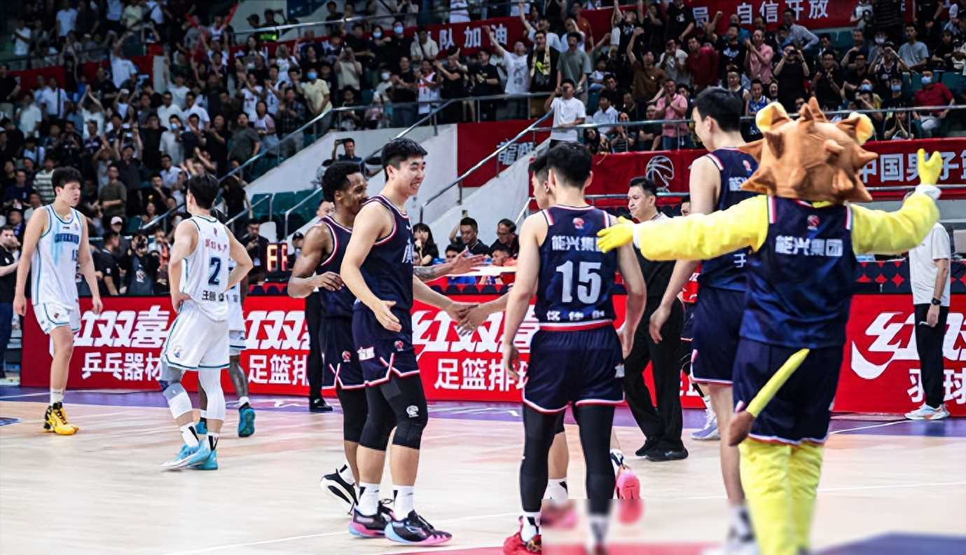 广州队员全力以赴,雄心勃发的简单介绍 广州队员全力以赴,雄心勃发的简单介绍