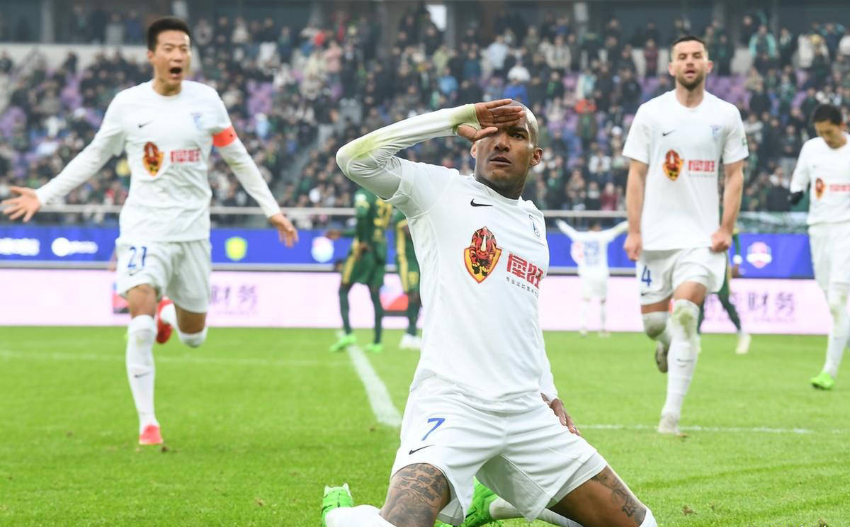 爱游戏网页版登录入口-比赛中的精彩瞬间让球迷们欣喜若狂