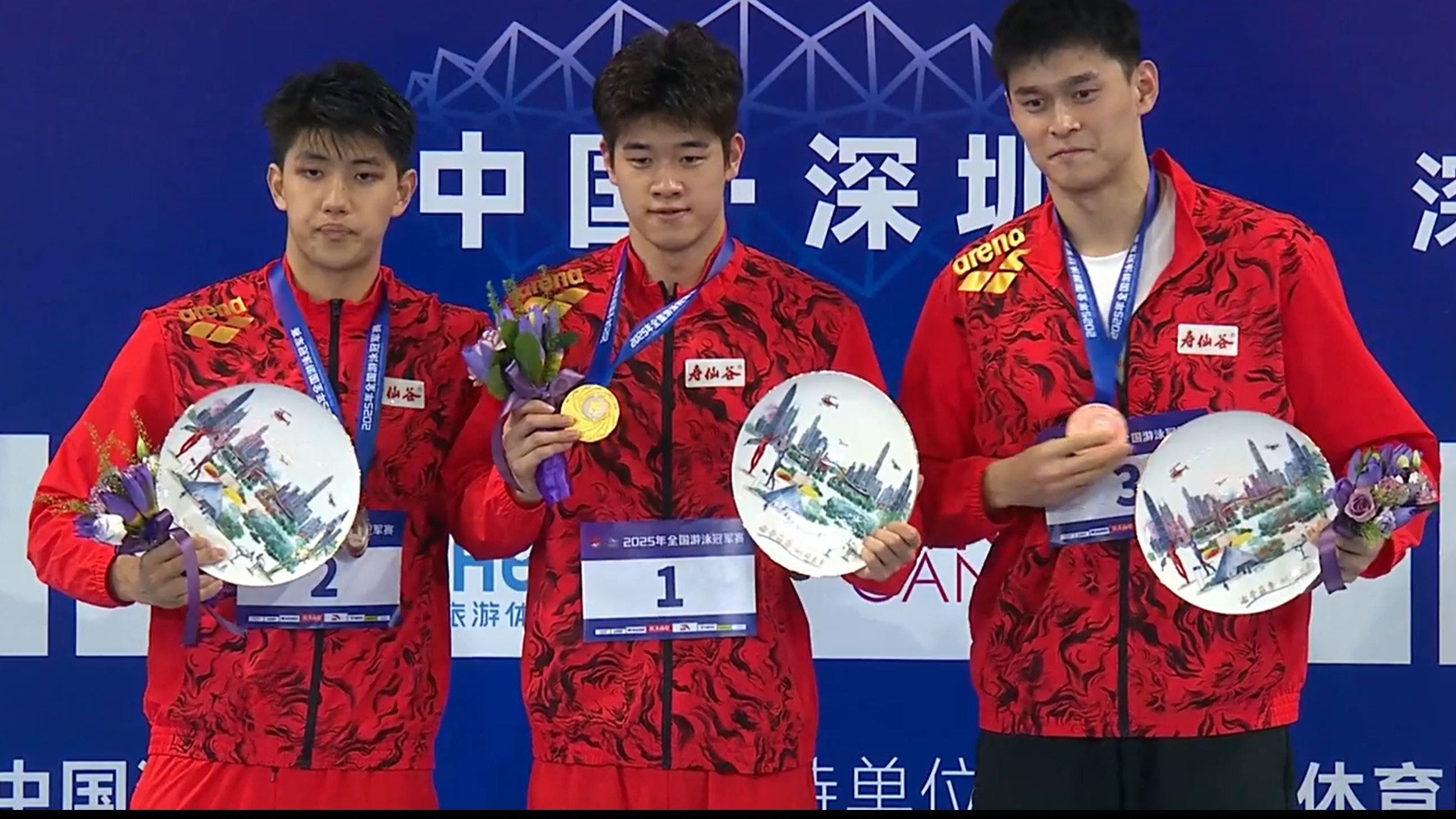 游泳传奇选手在比赛中彰显实力勇夺金牌