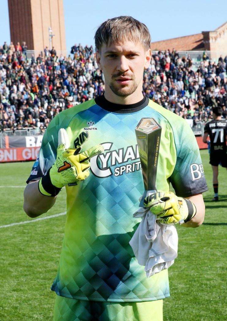 关于那不勒斯门将表现出色，关键扑救助球队保住胜利的信息