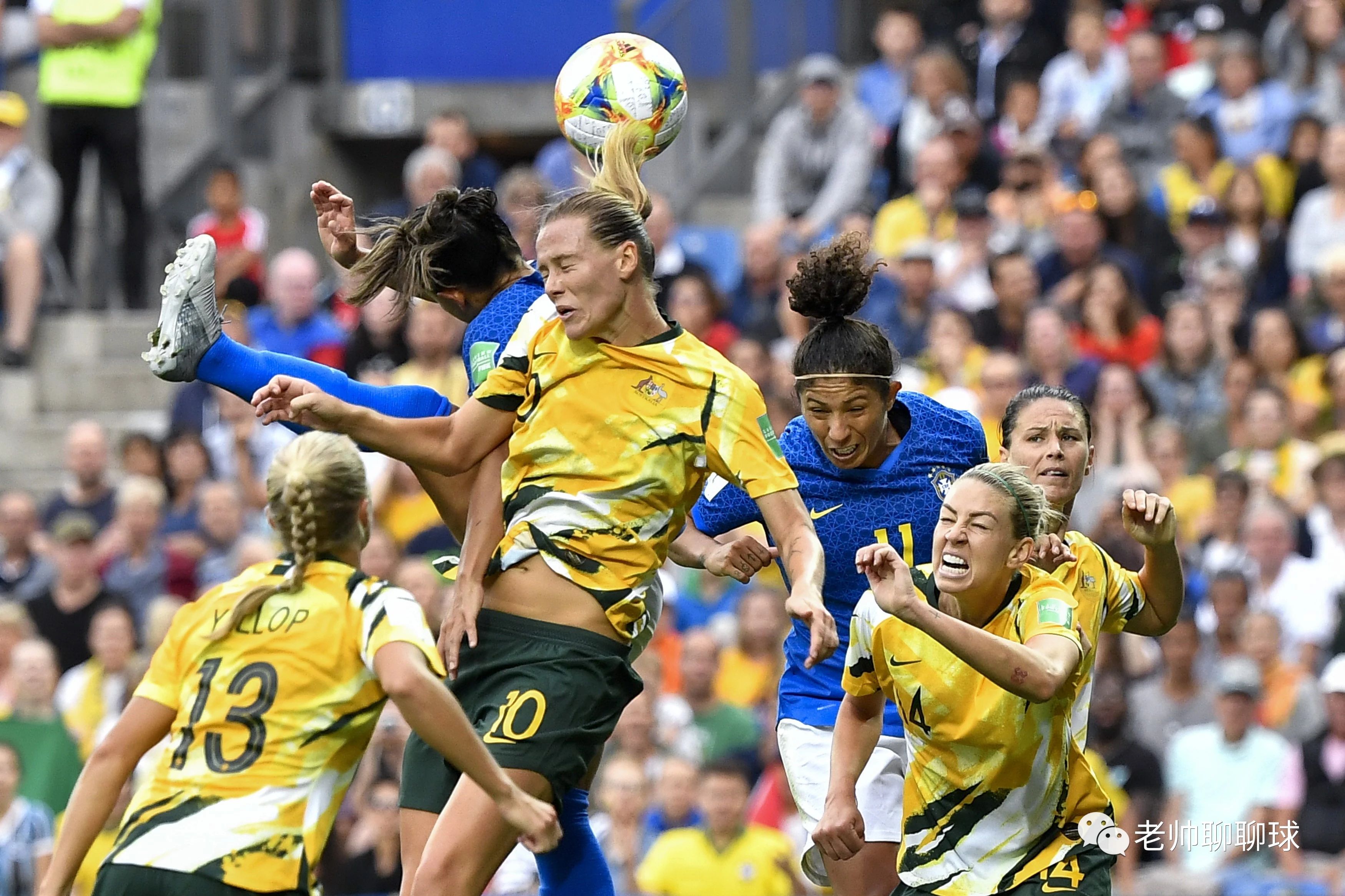 澳大利亚女足队员在比赛中展现出色进攻