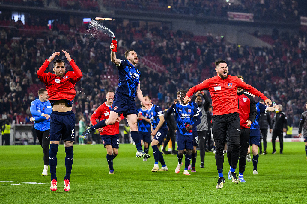 足球比赛呈现白热化,球风快节奏 足球比赛呈现白热化,球风快节奏