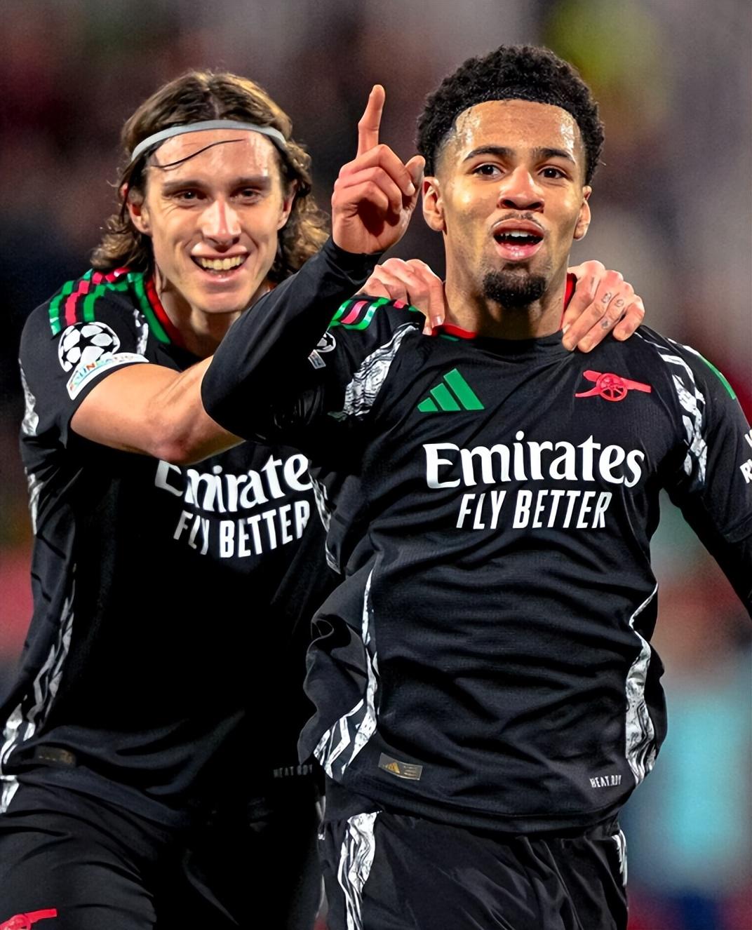 爱游戏app-大比分取胜，豪门球队赢得轻松胜利