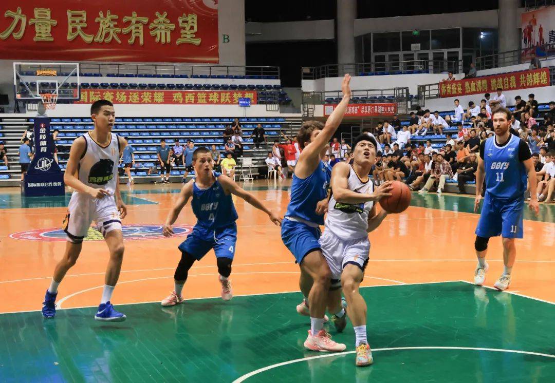 篮球专业队伍在国际比赛中取得胜利 篮球专业队伍在国际比赛中取得胜利