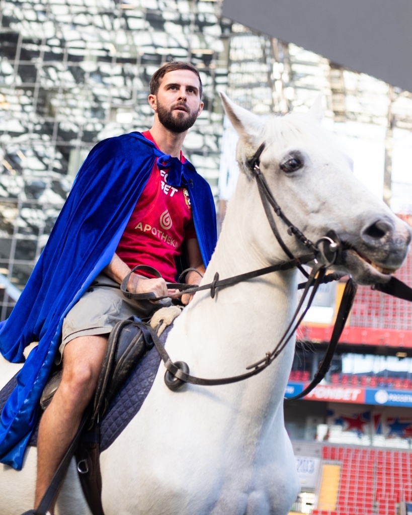 巴萨中场皮亚尼奇受伤,或将休战数周的简单介绍 巴萨中场皮亚尼奇受伤,或将休战数周的简单介绍