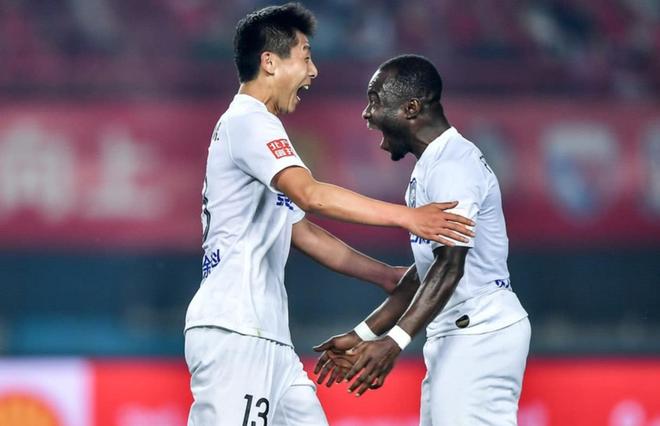 包含广州恒大客场击败天津泰达，领跑积分榜的词条