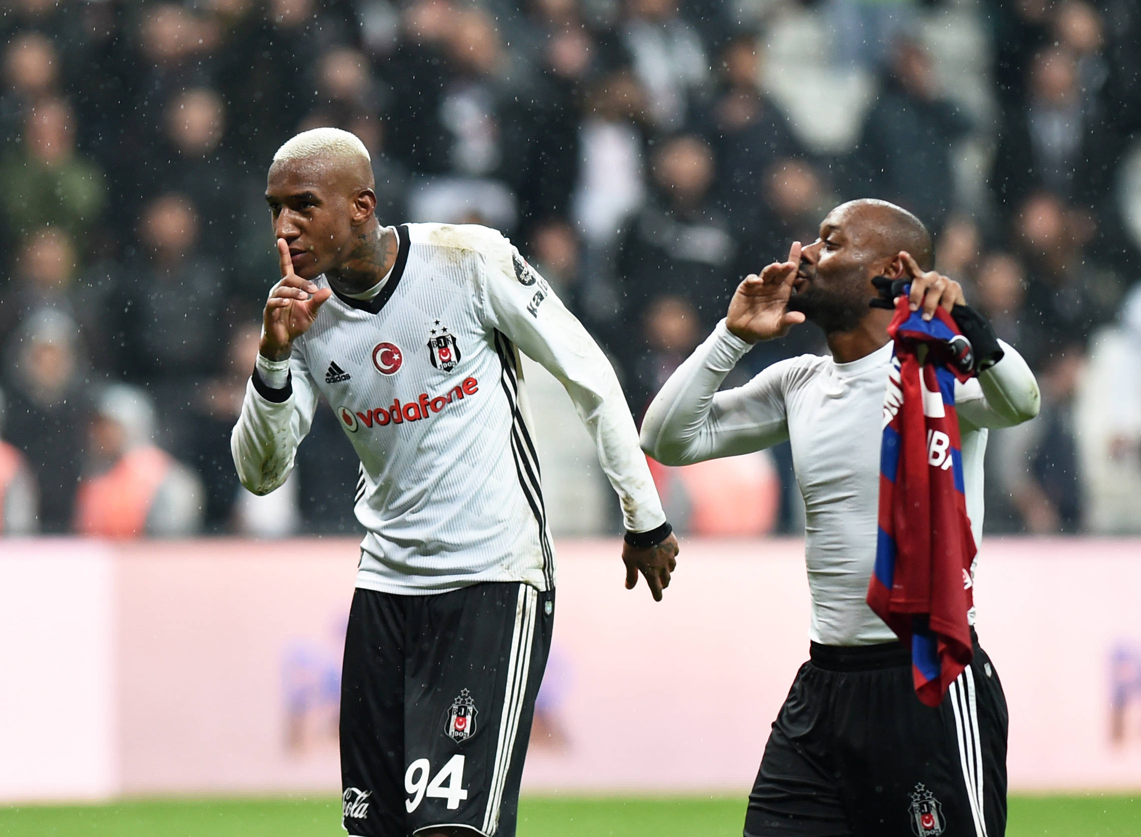 阿贾克斯主场战胜尤文图斯,成功晋级欧冠淘汰赛的简单介绍 阿贾克斯主场战胜尤文图斯,成功晋级欧冠淘汰赛的简单介绍