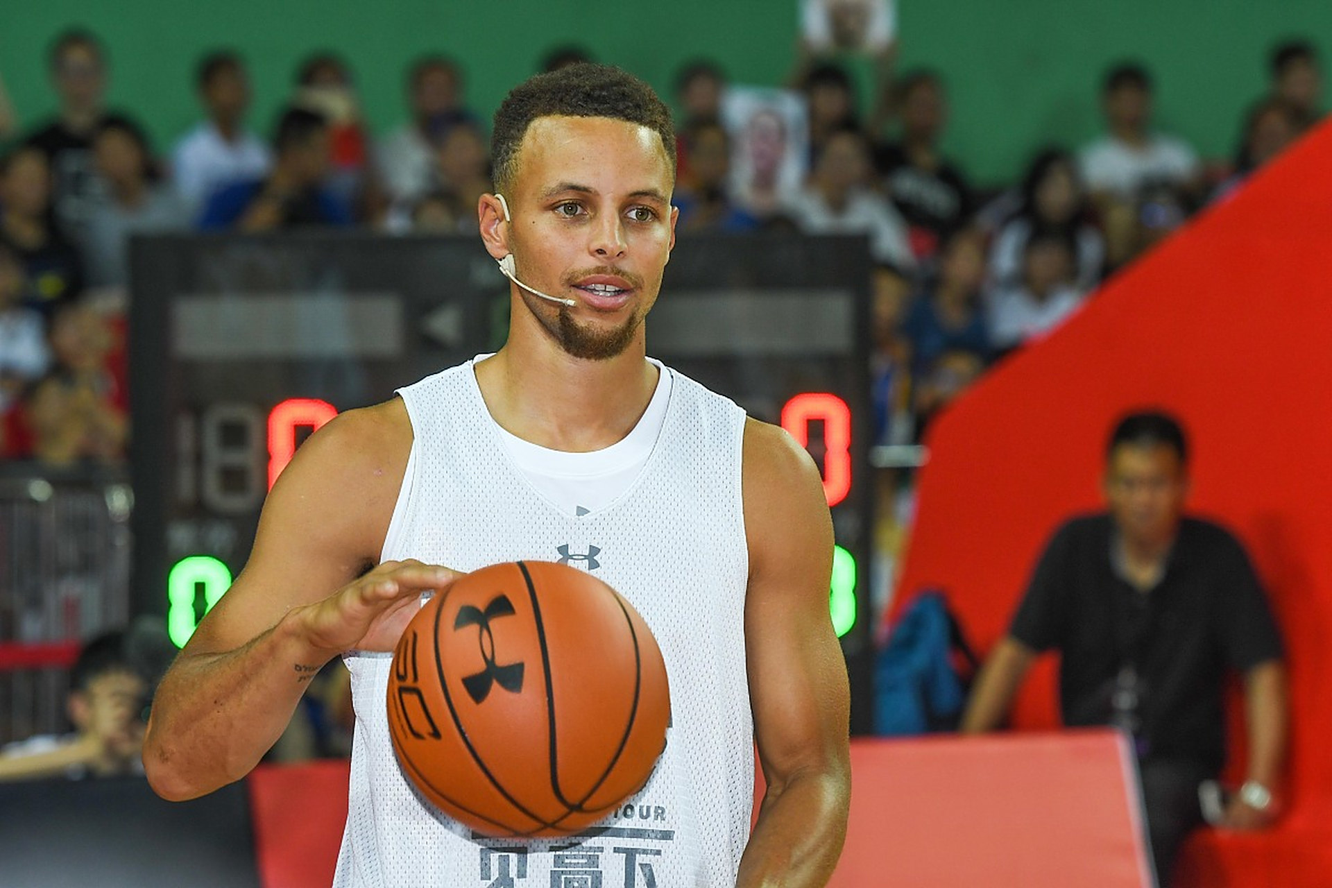 勇士客场险胜爵士,提前锁定季后赛名额 勇士客场险胜爵士,提前锁定季后赛名额