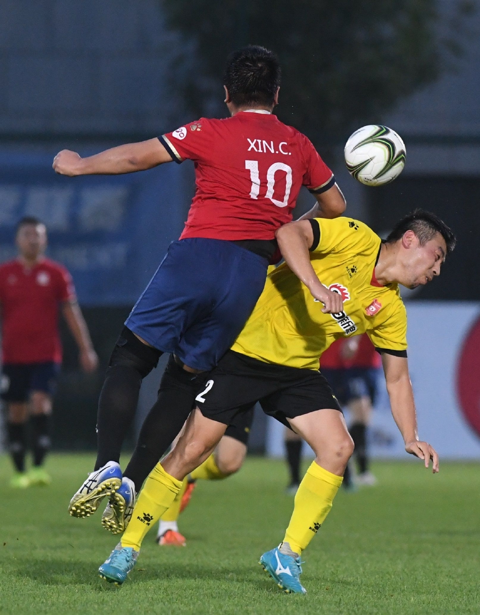 爱游戏体育地址-精彩足球比赛场面热血澎湃，球员斗志昂扬的简单介绍