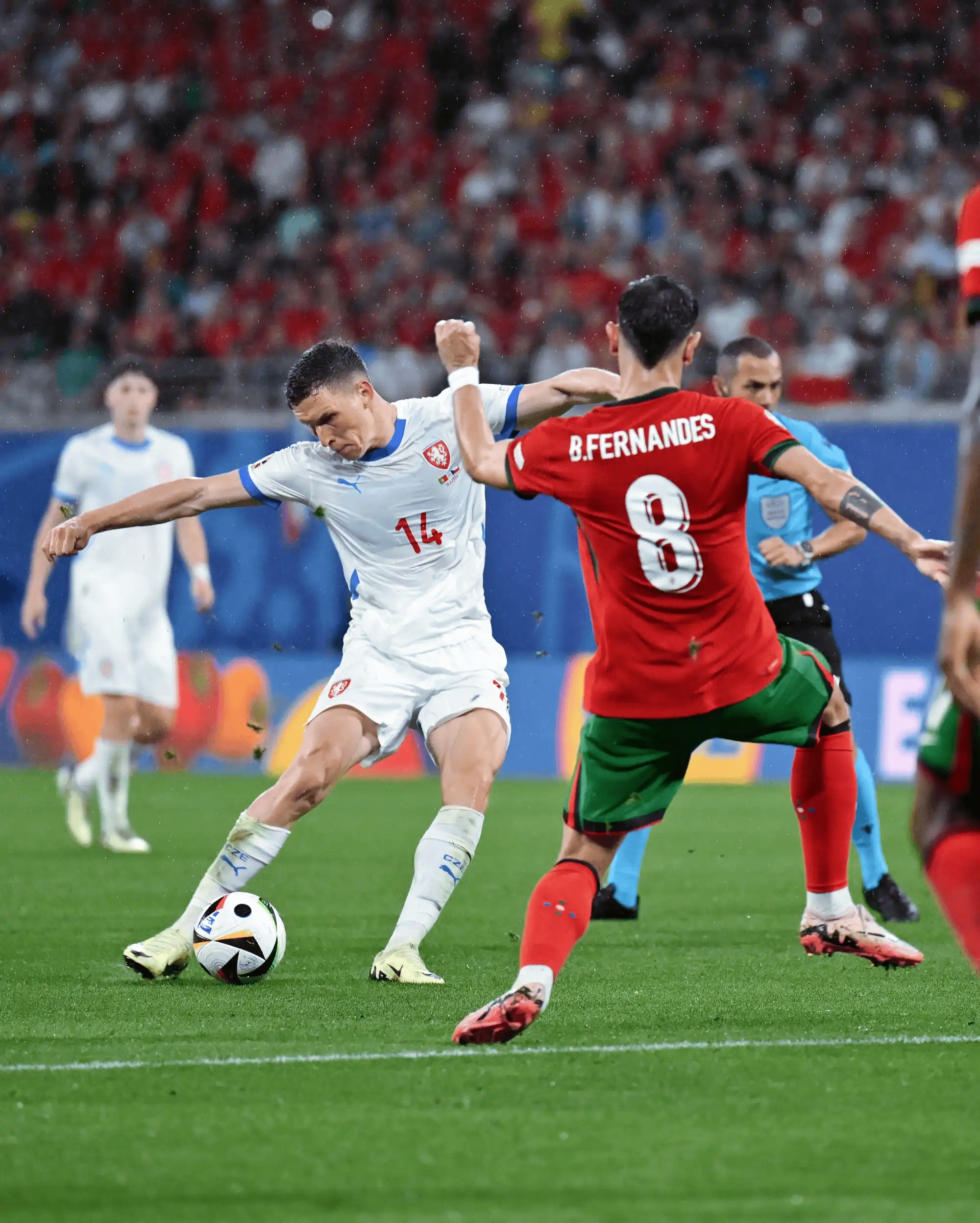 欧洲杯预选赛战况激烈，观众热情高涨