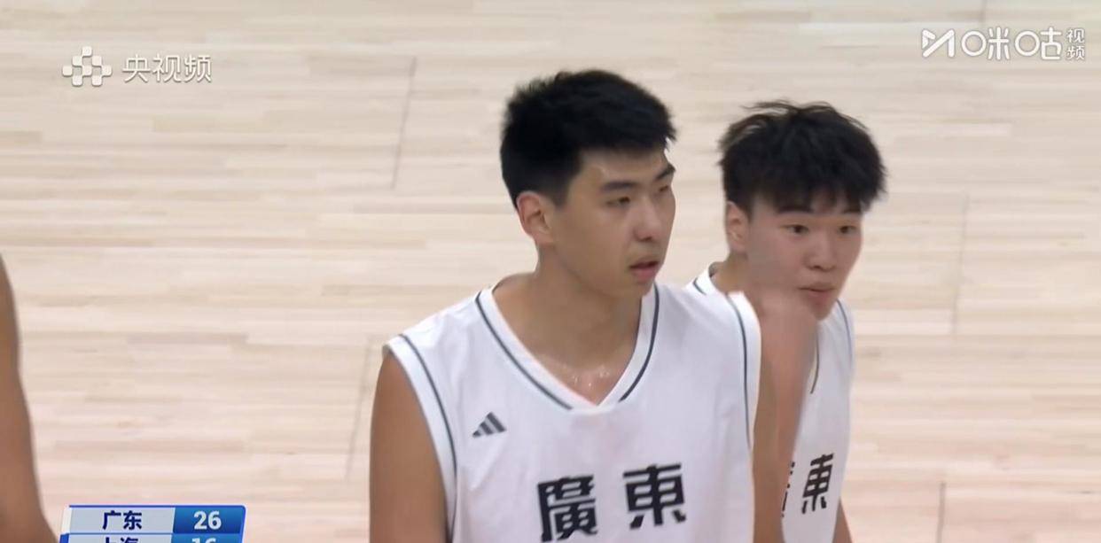 雄火球员表现出色，带队获得胜利的简单介绍