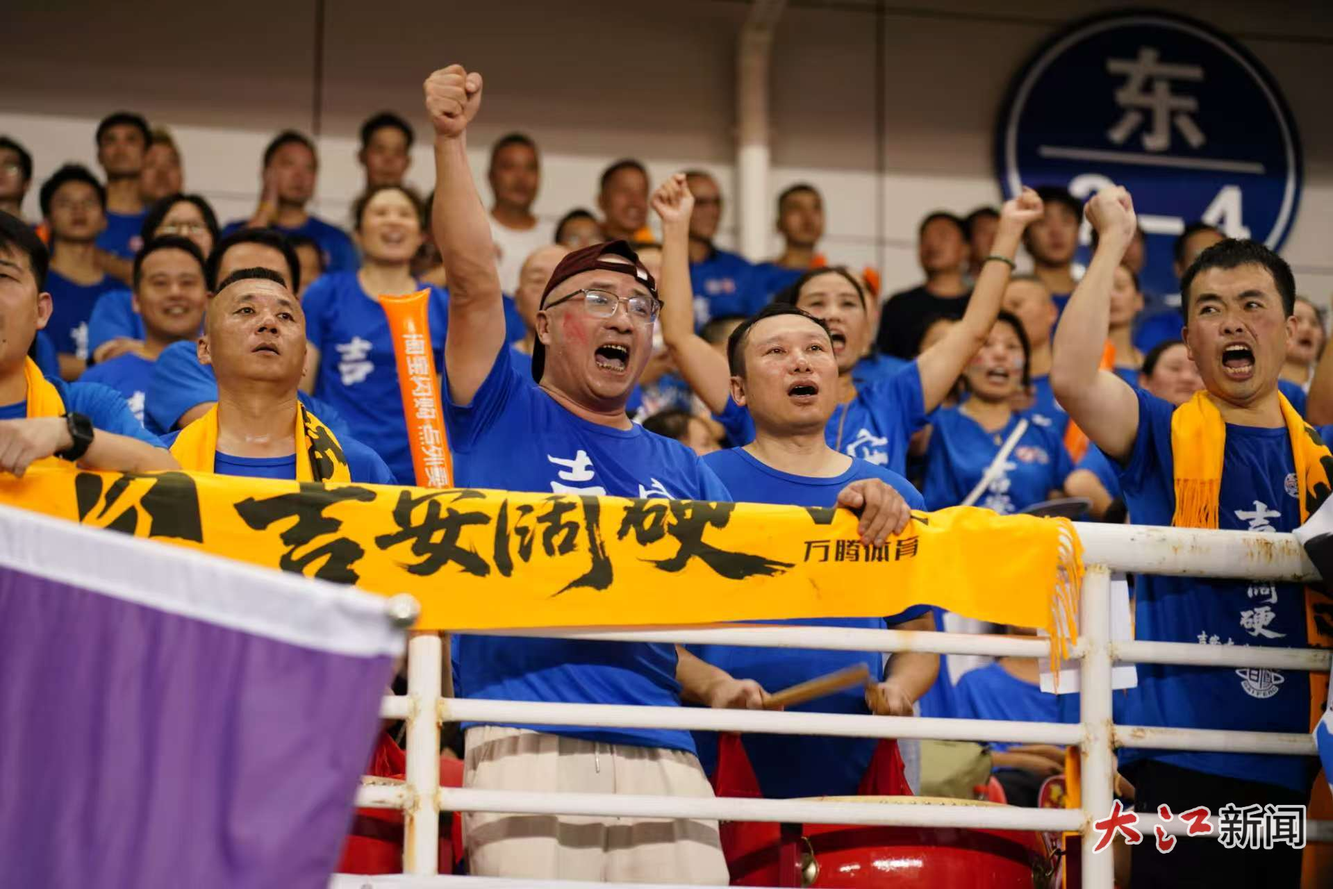 爱游戏在线-疯狂的球迷热情高涨，助威声震耳欲聋的简单介绍