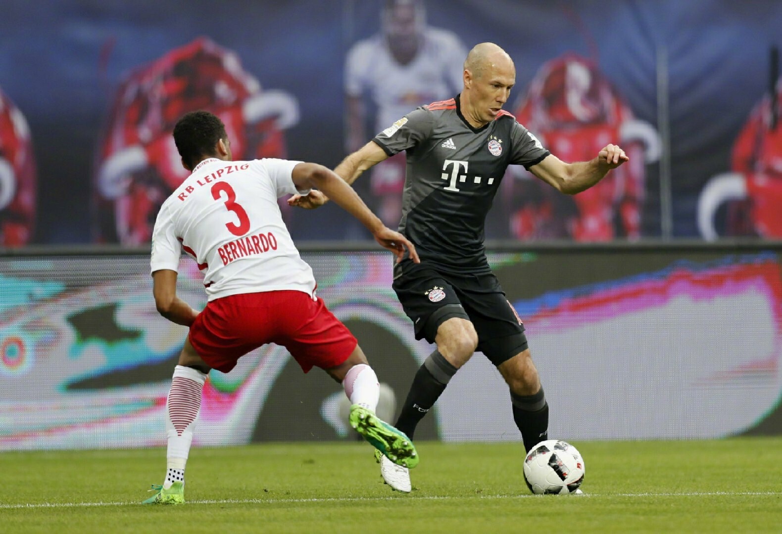 爱游戏登录入口-莱比锡队球员展现出对抗精神